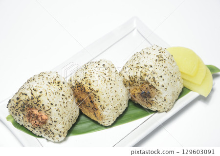 烤飯糰配鱈魚子、味噌和炸雞 129603091