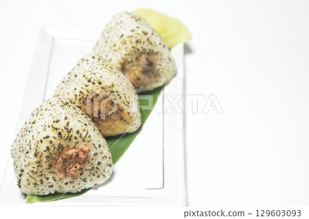 烤飯糰配鱈魚子、味噌和炸雞 129603093