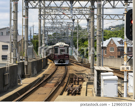 A local train bound for Hibarigaoka Hanayashiki leaving Kawanishi-Noseguchi Station 129603529