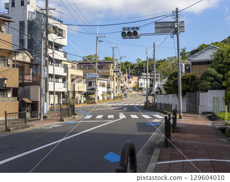 Ikeda City, Osaka Prefecture: Road leading to Satsukiyama and cityscape 129604010