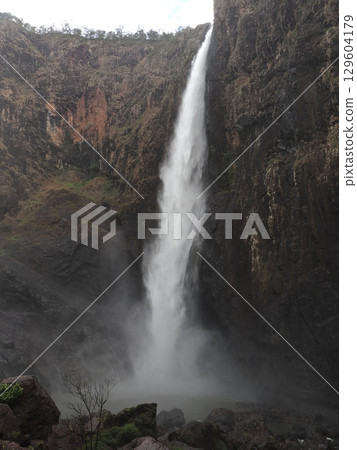 白刃劈開岩石－瓦拉曼瀑布雕像 129604179