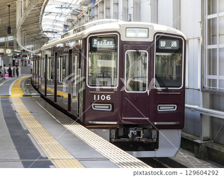 開往雲雀丘花屋敷的普通列車在川西能勢口站停靠 129604292