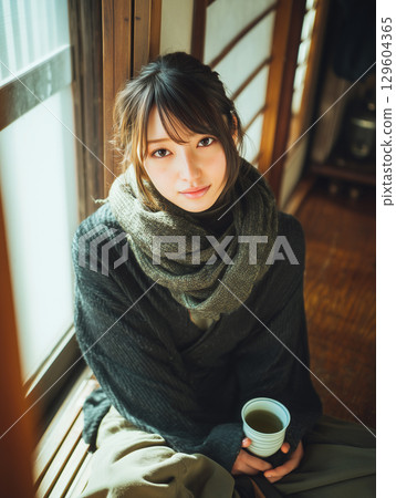 A winter moment in a Japanese-style room: A relaxing time for women, wrapped in warmth 129604365