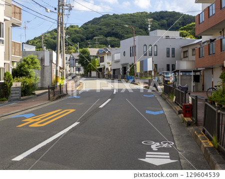 大阪府池田市:通往五月山的道路與街景 大阪府池田市:通往五月山的道路與街景 129604539