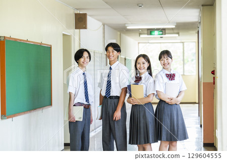 Group photo of male and female high school students 129604555