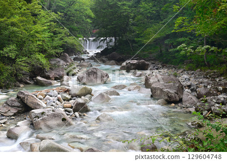 流經綠色的河 流經綠色的河 129604748
