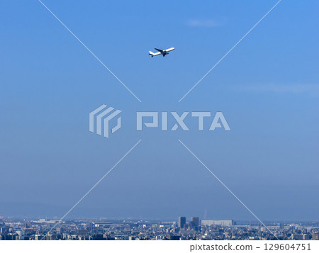 客機飛過城市上空 129604751
