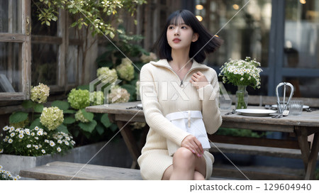 一個女人在咖啡館露台放鬆 129604940