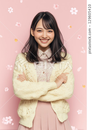 一位微笑、穿著粉紅色衣服的女士——一張散發著春天氣息和積極魅力的照片 129605410