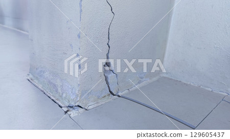 Concrete columns have cracks caused by poor quality structures. Concrete columns have cracks caused by poor quality structures. 129605437