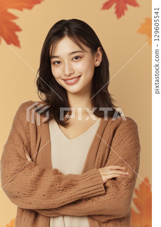 一位微笑的女人被秋色包圍——一幅隨意的肖像畫，傳達著親密和溫暖 129605541