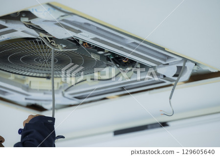 Commercial air conditioner replacement work 129605640