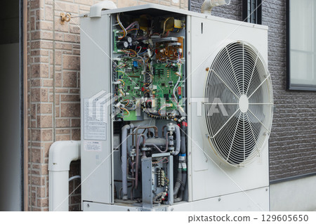 Commercial air conditioner replacement work 129605650