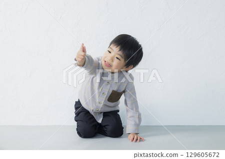 微笑男孩玩耍 129605672