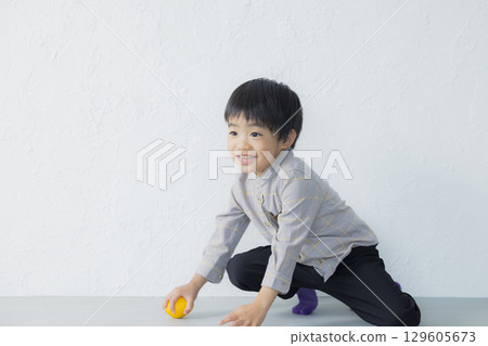 微笑男孩玩耍 129605673