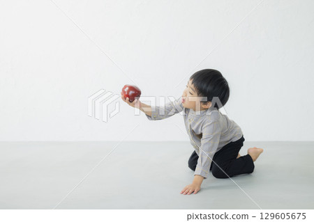 微笑男孩玩耍 129605675