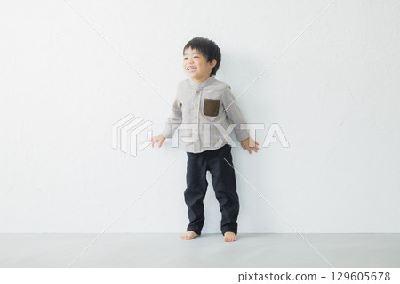 微笑男孩玩耍 129605678