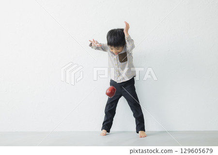 Smiling boy playing 129605679