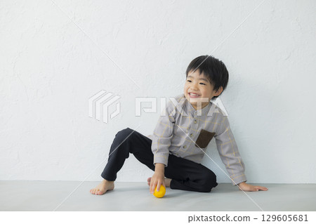 Smiling boy playing 129605681