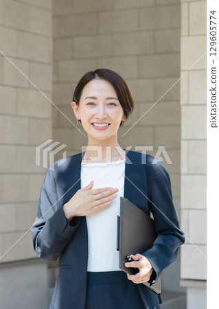 Guide Business Woman Guide Business Woman 129605774