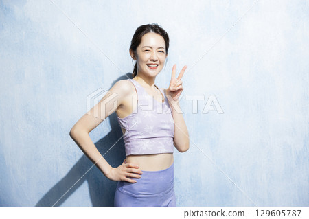 Women stretching 129605787