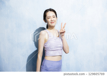 女人伸展 129605789