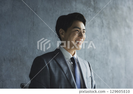 坐在椅子的商人 129605810