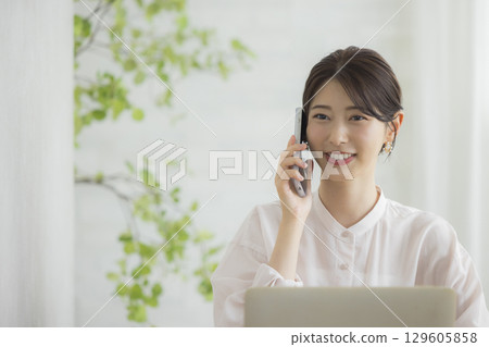 商人和女商人與筆記型電腦 129605858