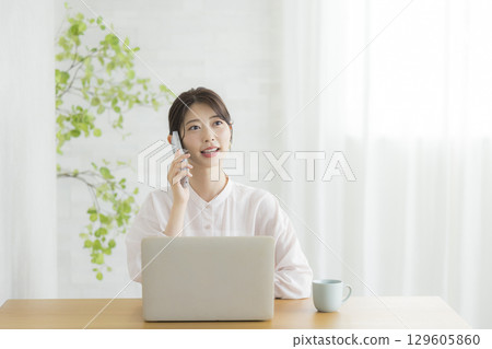 Businessman and businesswoman with laptop 129605860