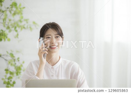 商人和女商人與筆記型電腦 129605863