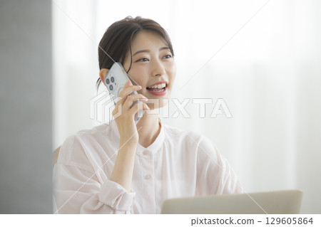 商人和女商人與筆記型電腦 129605864