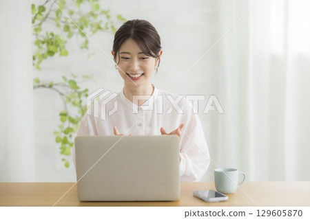 商人和女商人與筆記型電腦 商人和女商人與筆記型電腦 129605870