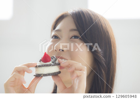 吃蛋糕的一個少婦 129605948