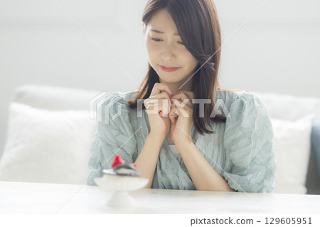 吃蛋糕的一個少婦 129605951