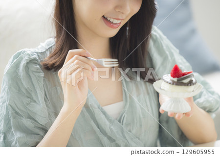 吃蛋糕的一個少婦 吃蛋糕的一個少婦 129605955