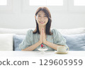 吃蛋糕的一個少婦 129605959