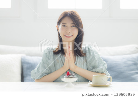 吃蛋糕的一個少婦 吃蛋糕的一個少婦 129605959