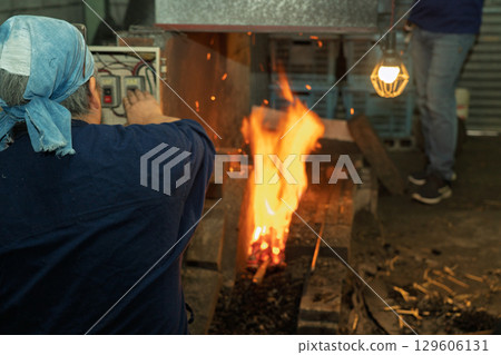 拍攝鐵匠採用日本獨特的鍛造方法鍛造日本刀 129606131