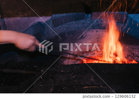 拍攝鐵匠採用日本獨特的鍛造方法鍛造日本刀 129606132