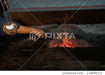 拍攝鐵匠採用日本獨特的鍛造方法鍛造日本刀 129606133