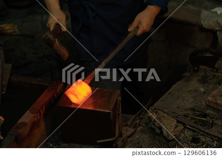 拍攝鐵匠採用日本獨特的鍛造方法鍛造日本刀 129606136