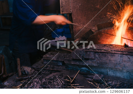 拍攝鐵匠採用日本獨特的鍛造方法鍛造日本刀 129606137
