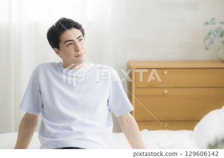young man waking up 129606142