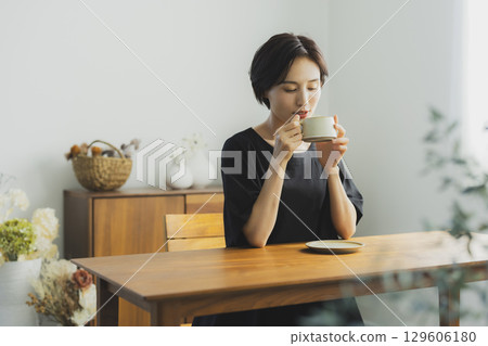 放鬆在咖啡館的一個少婦 放鬆在咖啡館的一個少婦 129606180