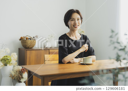 放鬆在咖啡館的一個少婦 129606181