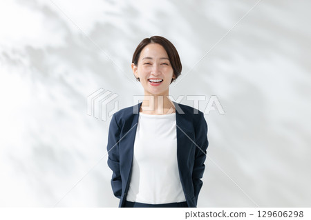 一個微笑的中年婦女 129606298