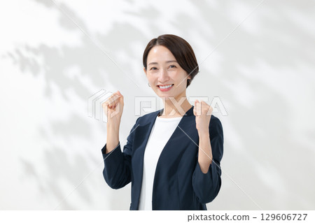 做膽量姿勢的女人 129606727