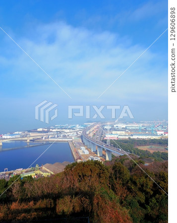 從聖童寺山（香川縣宇多津町）眺望瀨戶大橋 129606898