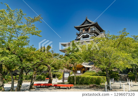 犬山城,背景是湛藍的天空 犬山城,背景是湛藍的天空 129607320