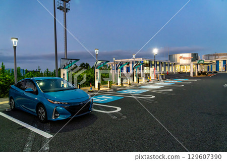 清晨的電動車充電站 清晨的電動車充電站 129607390